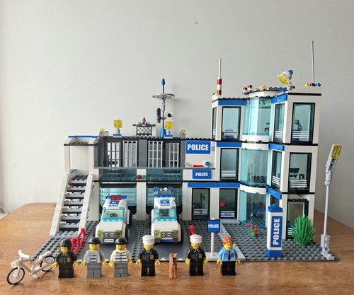 Lego city police station 99 - city:, 99%