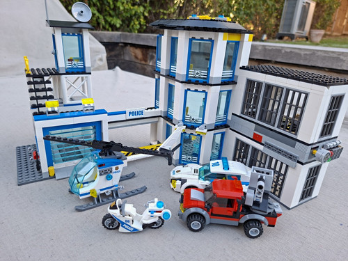 Lego city police station 60141 - lego,