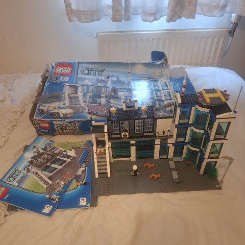 Lego city police station 7498 - station,