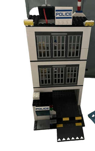 Lego city police station 60047 - station,